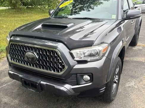 Used 2018 Toyota Tacoma TRD Sport AWD/4WD image 3