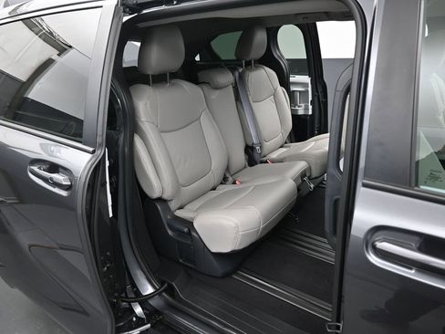 Used 2025 Toyota Sienna LE w/ LE Plus Package image 32