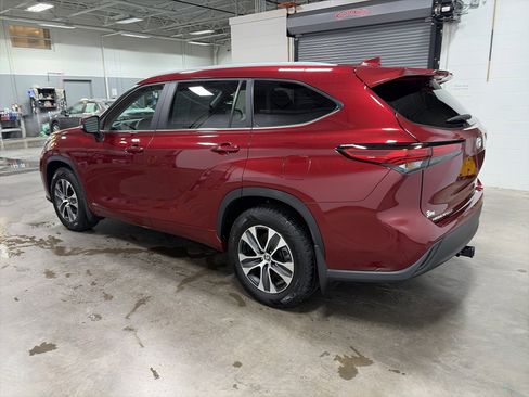 Used 2023 Toyota Highlander XLE image 5