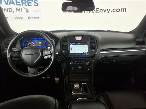 Used 2023 Chrysler 300 C image 13