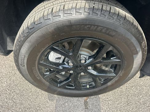 Used 2025 Jeep Grand Cherokee L Laredo image 9