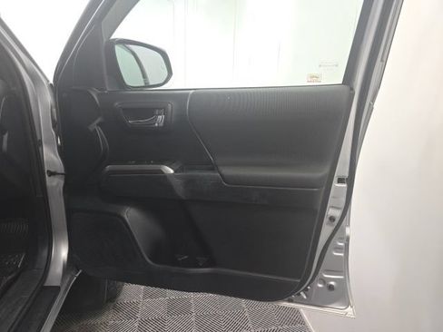 Used 2018 Toyota Tacoma TRD Off-Road w/ Technology Package AWD/4WD image 12