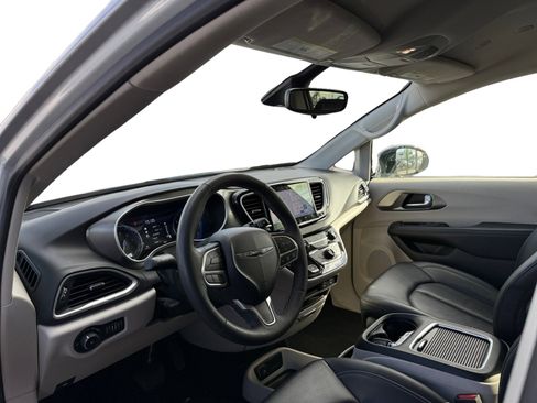 Used 2024 Chrysler Pacifica Touring-L image 9