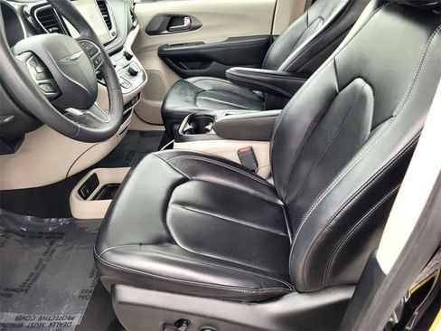 Used 2023 Chrysler Pacifica Touring-L image 14