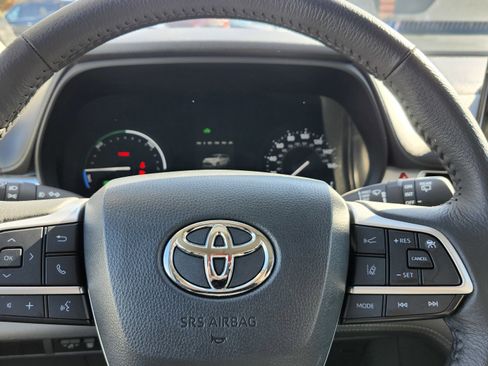 Used 2024 Toyota Sienna XLE w/ XLE Plus Package image 29