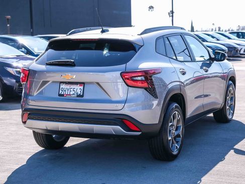 Used 2024 Chevrolet Trax LT w/ Driver Confidence Package FWD image 4