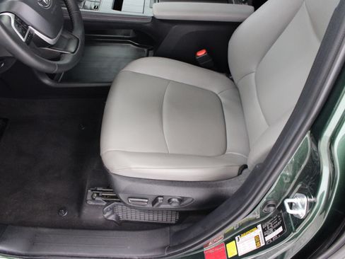 Used 2026 Toyota Sienna XLE FWD image 15