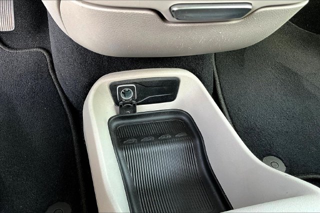 Used 2022 Chrysler Voyager LX FWD image 16