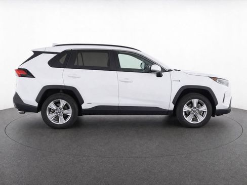 Used 2021 Toyota RAV4 XLE AWD/4WD image 8