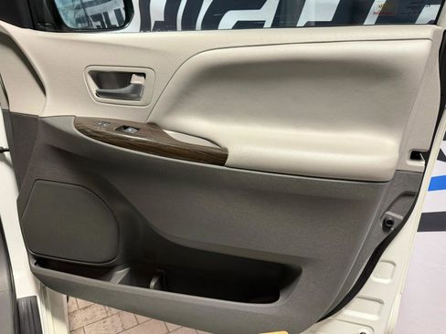 Used 2020 Toyota Sienna XLE Premium w/ Carpet Mat Package image 26