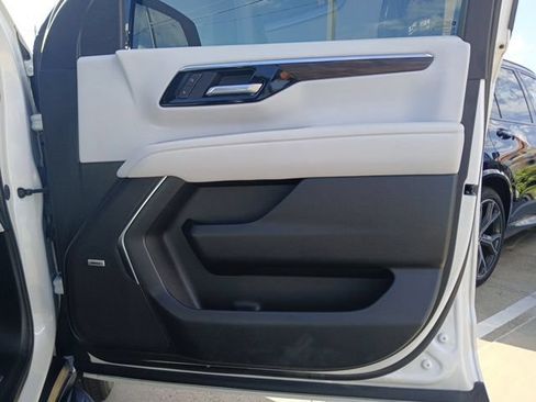 Used 2025 Chevrolet Tahoe Premier RWD image 17