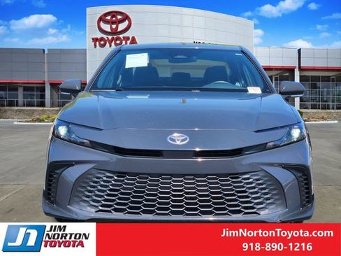 Used 2025 Toyota Camry SE image 2