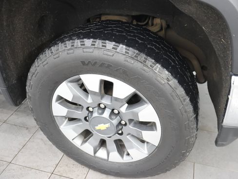 Used 2023 Chevrolet Silverado 2500 LT AWD/4WD image 3