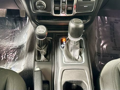 Used 2021 Jeep Wrangler Unlimited Sahara AWD/4WD image 18