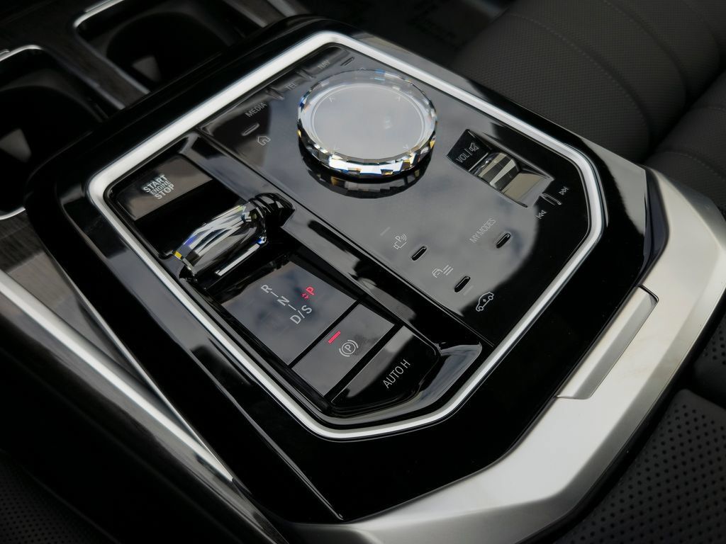 New 2026 BMW 750e xDrive AWD/4WD image 9
