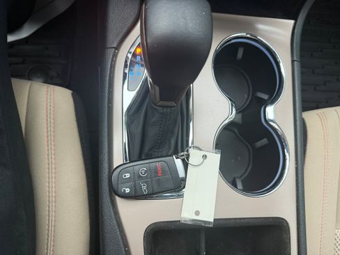 Used 2016 Jeep Grand Cherokee Laredo 75th Anniversary image 23