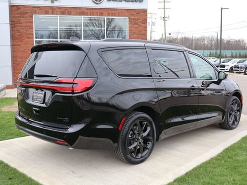 New 2026 Chrysler Pacifica Limited w/ S Appearance Package AWD/4WD image 36
