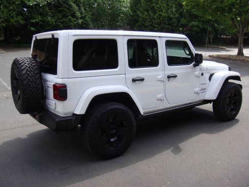 Used 2022 Jeep Wrangler Unlimited Sahara w/ Cold Weather Group AWD/4WD image 7