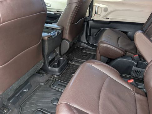 Used 2023 Toyota Sienna Platinum image 16