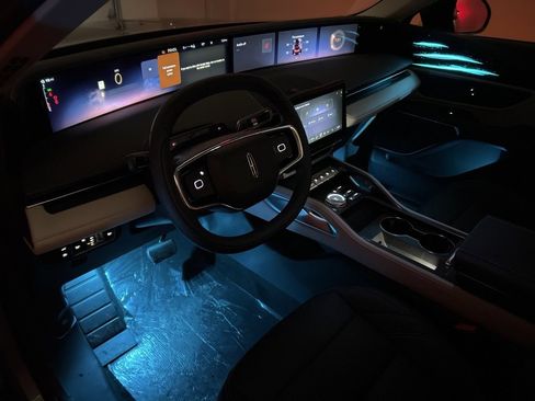 Used 2025 Lincoln Nautilus Premier image 9