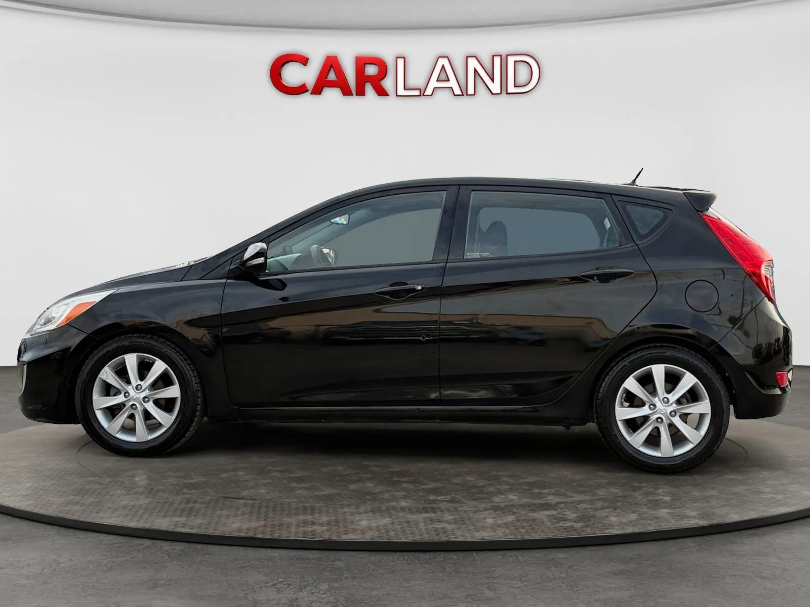 Used 2014 Hyundai Accent SE FWD image 2