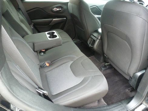 Used 2019 Jeep Cherokee Latitude w/ Cold Weather Group AWD/4WD image 36