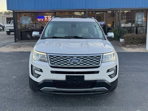 Used 2017 Ford Explorer Platinum image 3