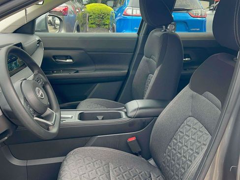 Used 2025 Nissan Kicks SV AWD/4WD image 17