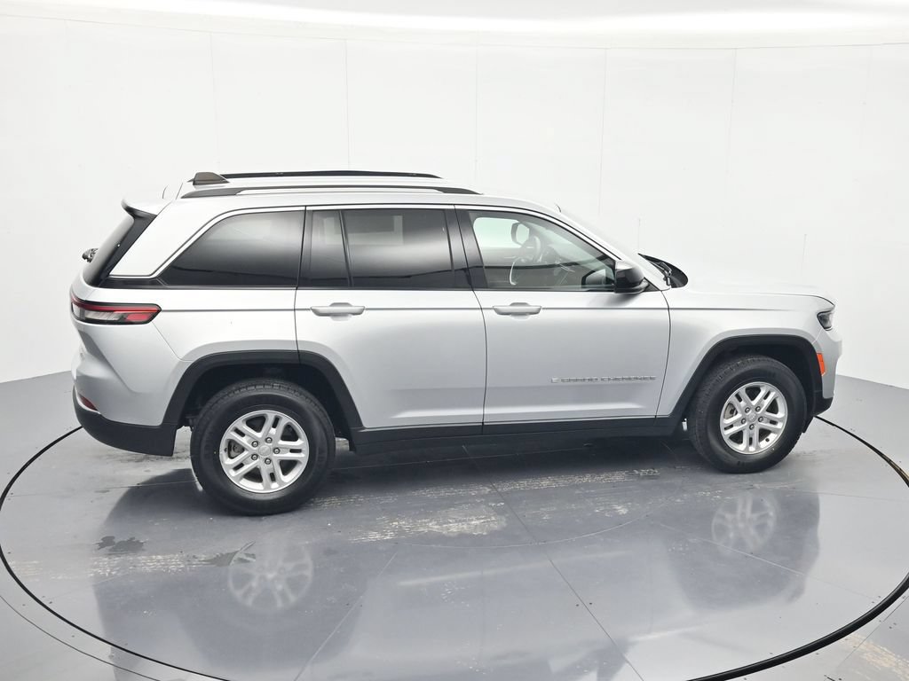 Used 2023 Jeep Grand Cherokee Laredo w/ Luxury Tech Group I AWD/4WD image 31