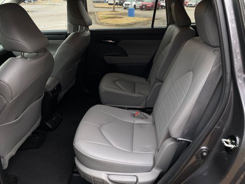 Used 2023 Toyota Highlander XLE image 26