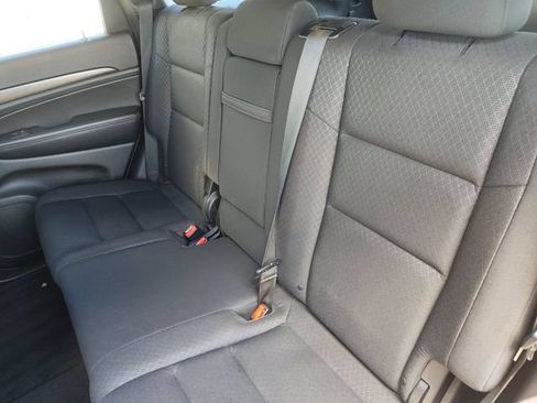 Used 2018 Jeep Grand Cherokee Laredo AWD/4WD image 12