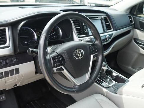 Used 2019 Toyota Highlander XLE image 20