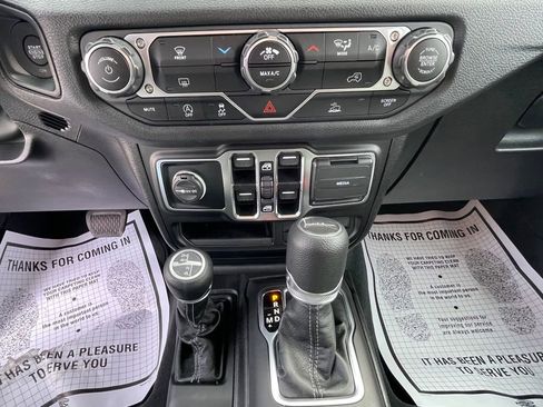 Used 2025 Jeep Gladiator Sport image 23