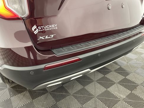 Used 2022 Ford Explorer XLT w/ Equipment Group 202A image 6