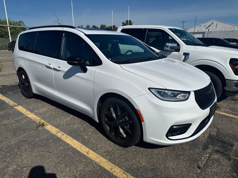 Used 2025 Chrysler Pacifica Limited FWD image 25