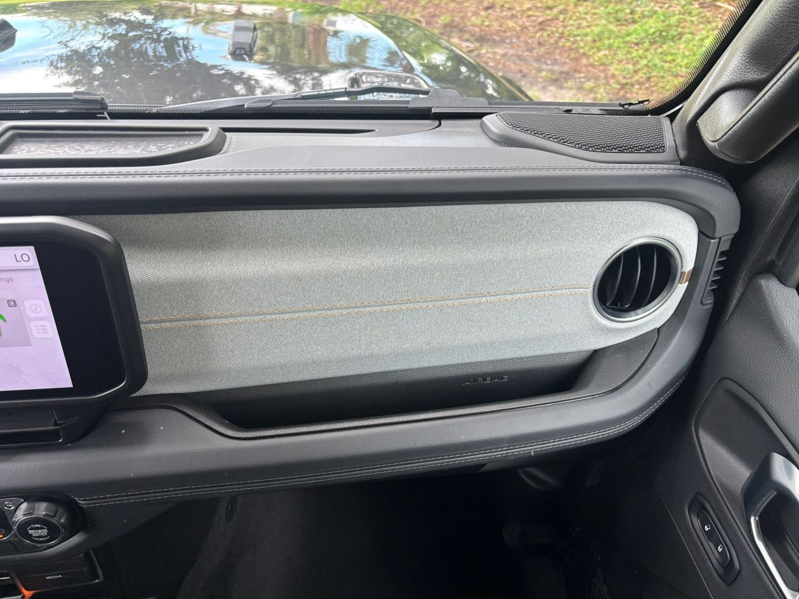 Used 2025 Jeep Wrangler Unlimited Sahara AWD/4WD image 32