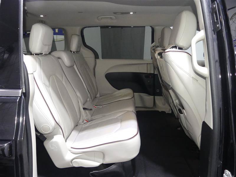Used 2017 Chrysler Pacifica Limited w/ UConnect Theater Package FWD image 27