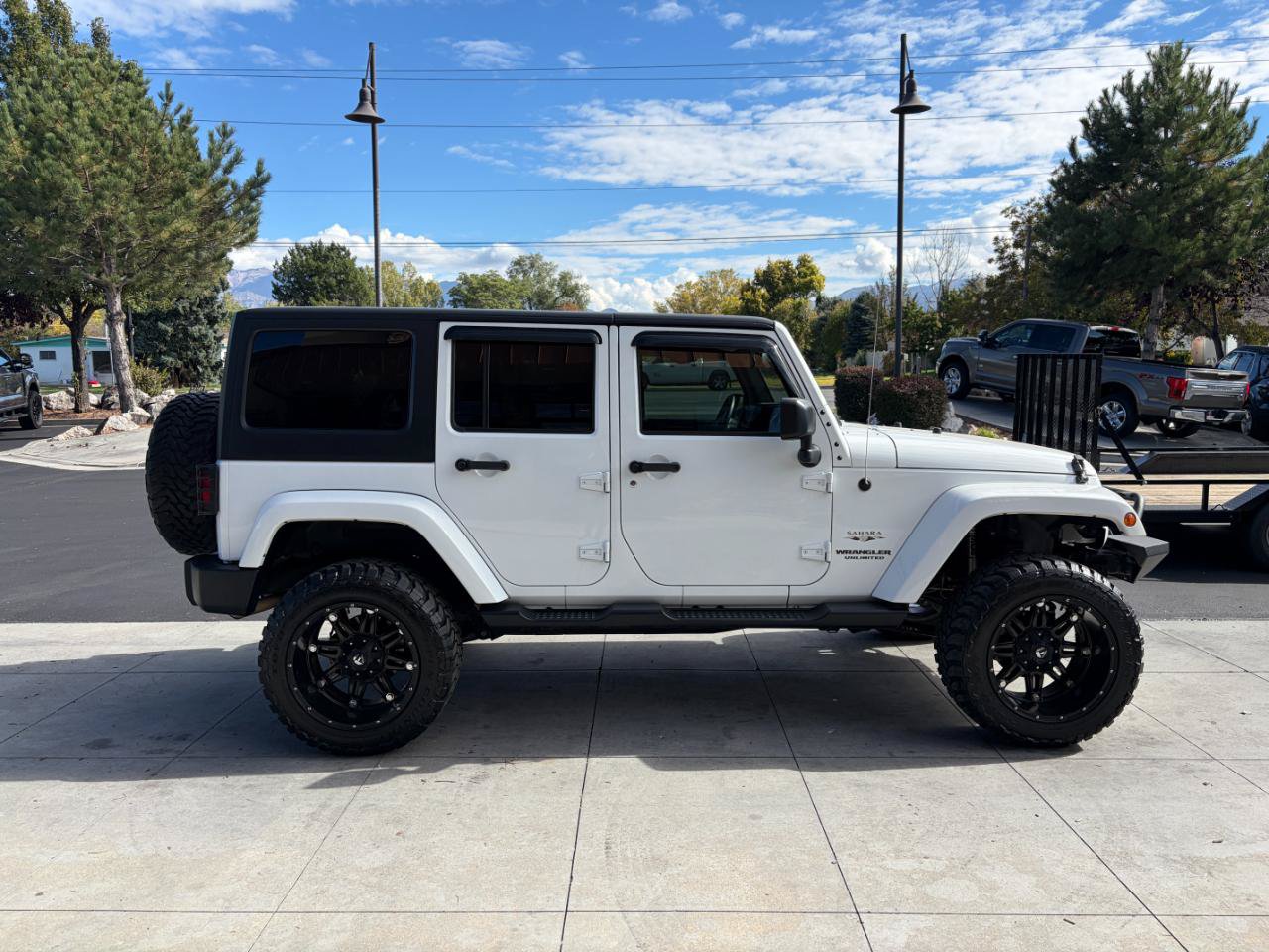 Used 2016 Jeep Wrangler Unlimited Sahara w/ Connectivity Group AWD/4WD image 3