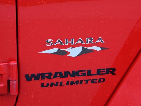 Used 2017 Jeep Wrangler Unlimited Sahara w/ Connectivity Group AWD/4WD image 29