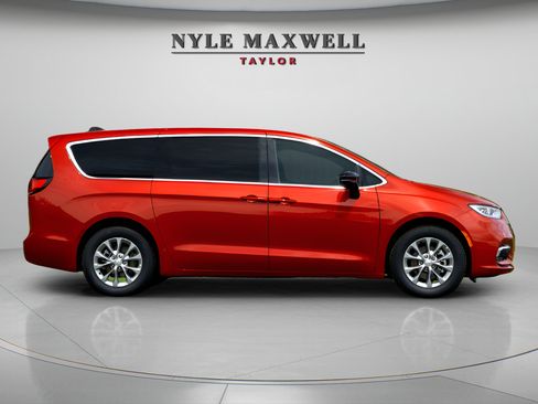 New 2026 Chrysler Pacifica Limited FWD image 4