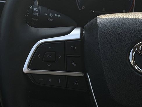 Used 2023 Toyota Highlander Limited image 12