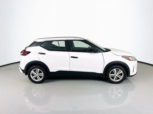 New 2025 Nissan Kicks Play S FWD image 8