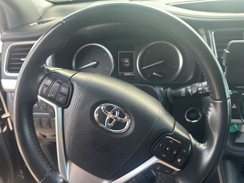 Used 2019 Toyota Highlander XLE AWD/4WD image 16