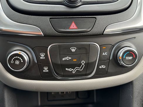 Used 2021 Chevrolet Equinox LS w/ LS Convenience Package image 13