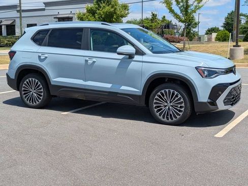 New 2026 Volkswagen Taos SE FWD image 2