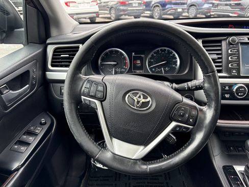 Used 2017 Toyota Highlander AWD V6 image 14