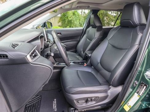 Used 2023 Toyota Corolla Cross XLE w/ Convenience Package FWD image 15