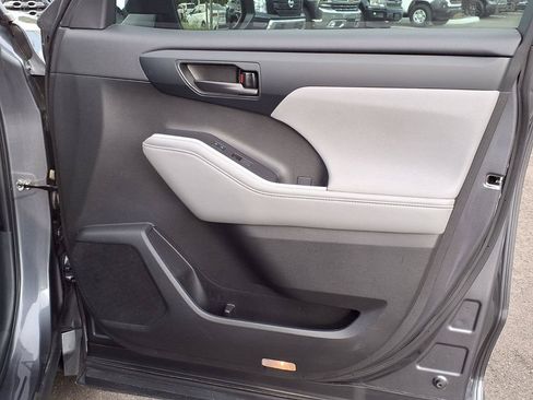 Used 2023 Toyota Highlander LE FWD image 12