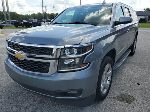 Used 2020 Chevrolet Suburban LT w/ Luxury Package RWD image 2