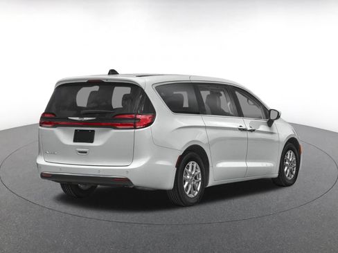 Used 2023 Chrysler Pacifica Touring-L FWD image 2